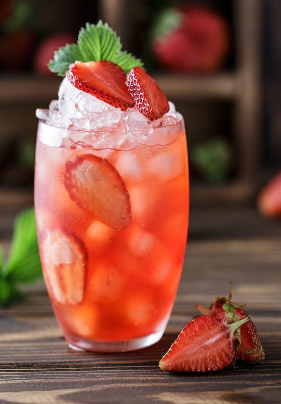 Carbonated strawberry drink showing how acids, CO₂, and sweeteners shift brightness and aroma intensity.